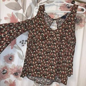 Cut out shoulders shirt